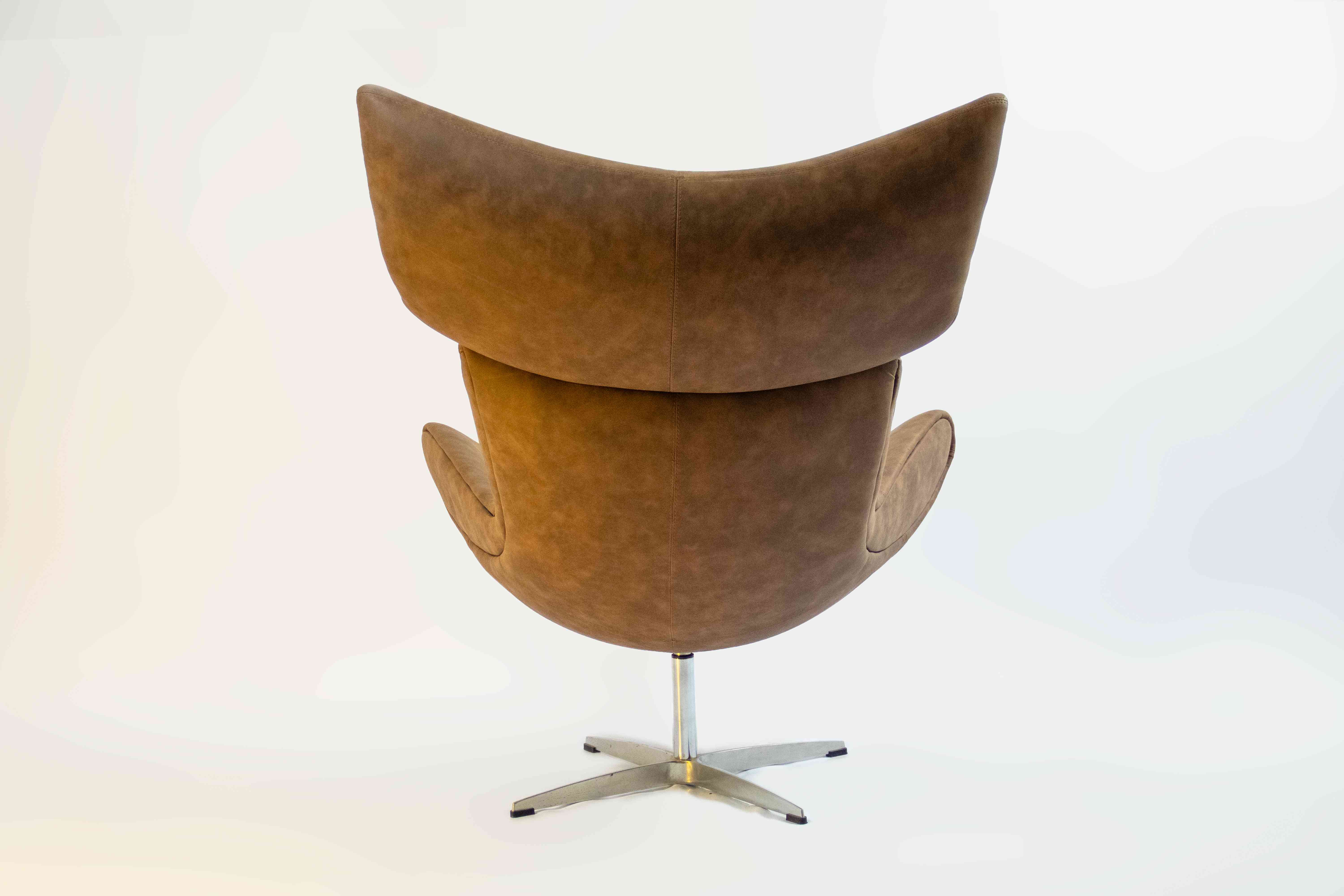 Swan Chair Side View